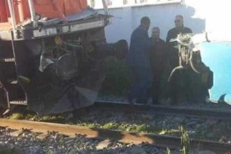 Cezayir'de y&uuml;k treni tramvayla &ccedil;arpıştı