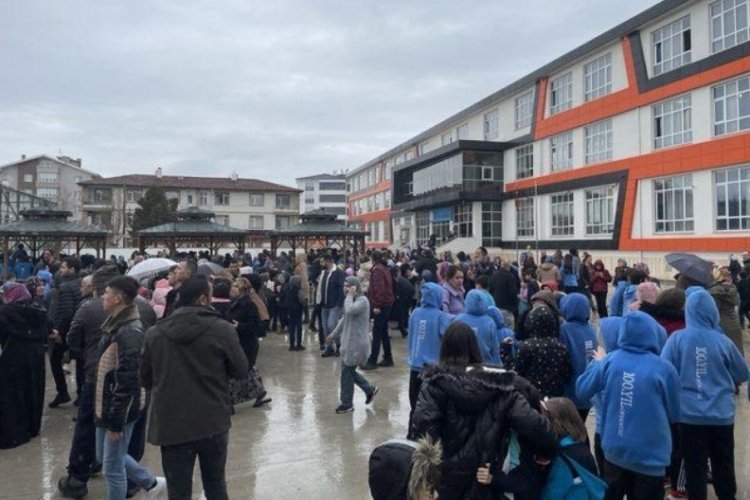 Korkutan depremin merkez &uuml;ss&uuml; Bolu! D&uuml;zce, Ankara ve Sakarya da sallandı