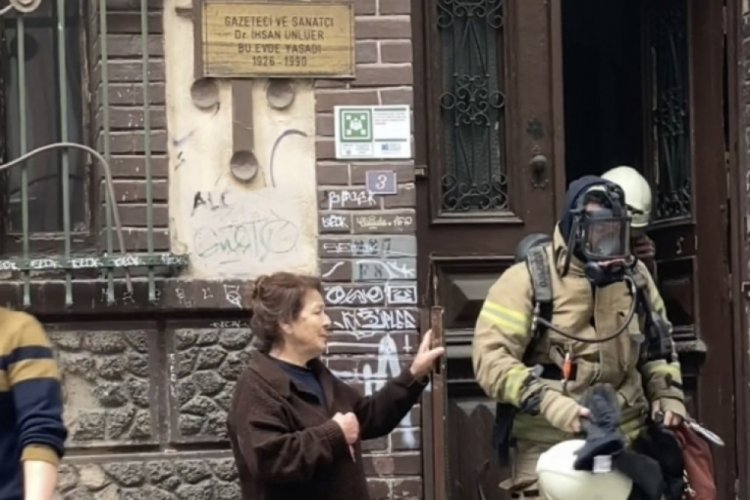 İstanbul'da İhsan &Uuml;nl&uuml;er'in evinde yangın &ccedil;ıktı