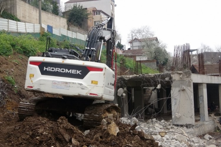 Kocaeli'nde kirişlerin toprakla doldurulduğu iddia edilen binanın yıkımına başlandı