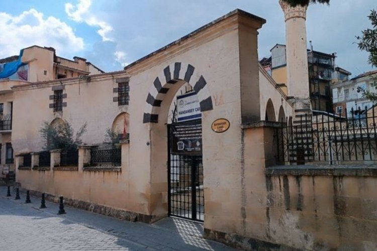Gaziantep'te hasar g&ouml;ren camiyi soydular