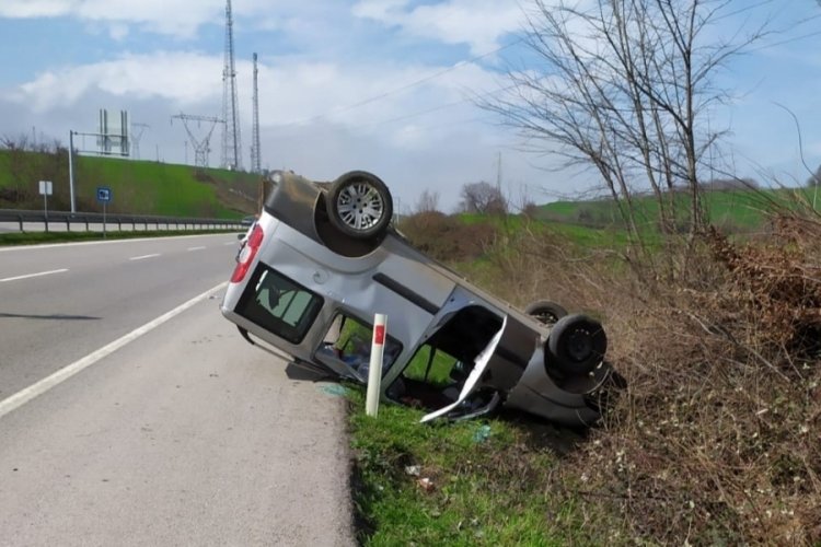 Samsun'da hafif ticari ara&ccedil; takla attı: 2 yaralı