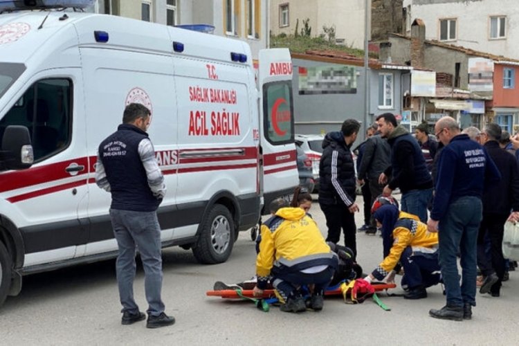Sinop'ta taksiye &ccedil;arpmamak i&ccedil;in manevra yapan kurye yaralandı