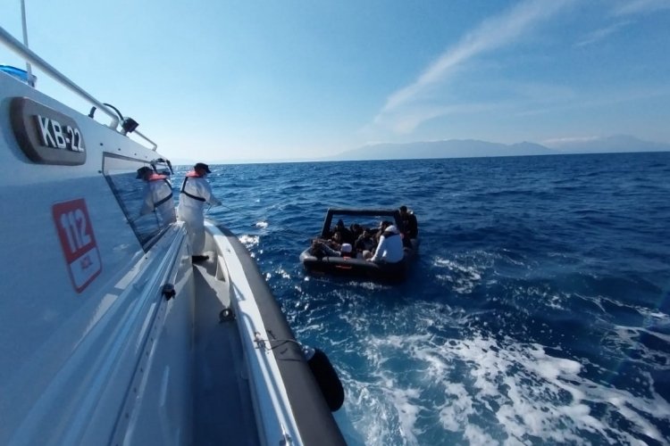 İzmir a&ccedil;ıklarında 18 g&ouml;&ccedil;men kurtarıldı