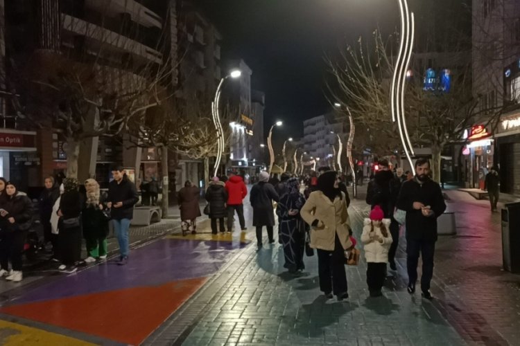 Bolu'da vatandaşlar geceyi sokakta ge&ccedil;iriyor