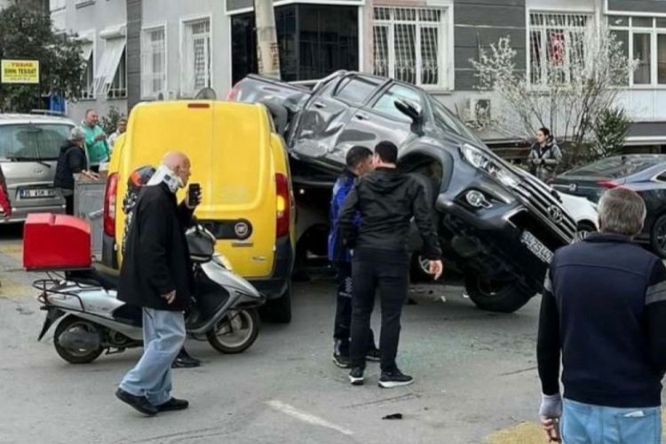 İzmir'de iki ara&ccedil; kafa kafaya &ccedil;arpıştı