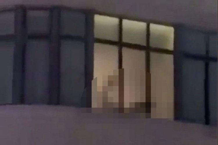 Cinsel ilişki g&ouml;r&uuml;nt&uuml;leri otelin camına yansıdı! Yoldan ge&ccedil;enler...