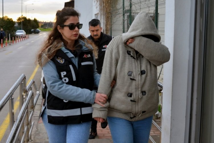 Adana'da kendini kamu g&ouml;revlisi olarak tanıtarak dolandırdı