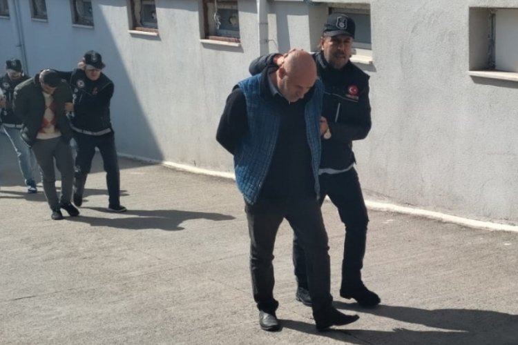 Adana'da ka&ccedil;ak&ccedil;ılar uyuşturucuyu arı kovanlarına gizlemişler