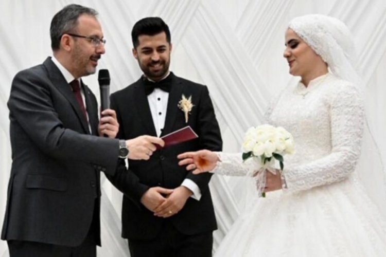 Bakan Kasapoğlu yurtta kalan depremzede &ccedil;iftin nikah şahidi oldu