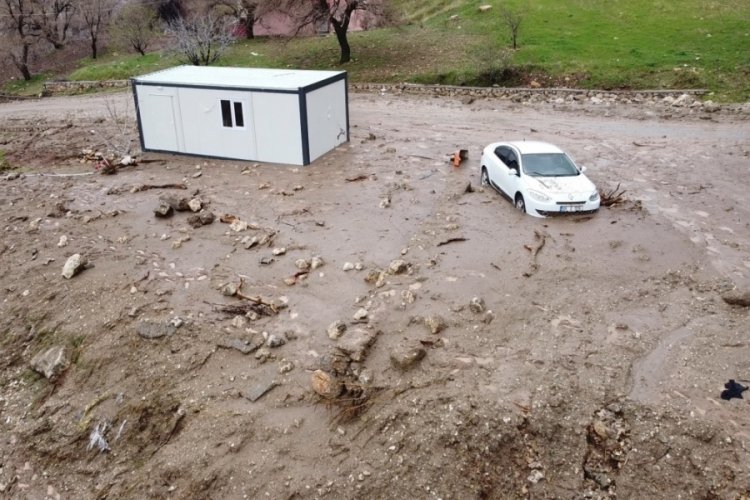 Konteynerin sele kapıldığı yer dron ile g&ouml;r&uuml;nt&uuml;lendi