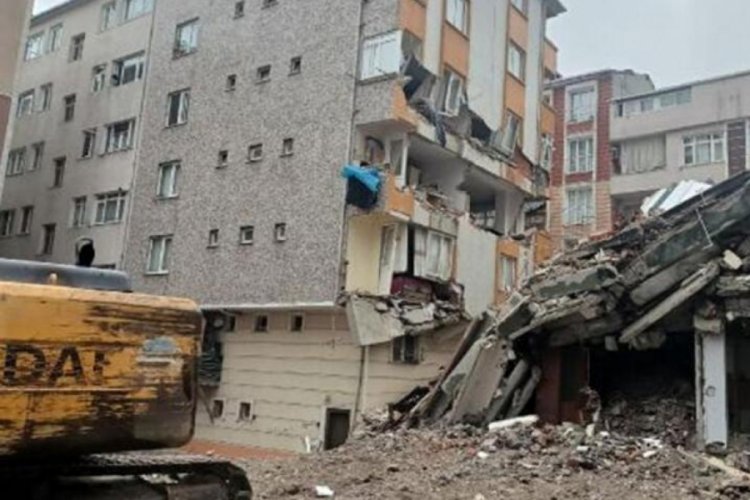 İstanbul Bah&ccedil;elievler'de binada &ccedil;&ouml;kme!