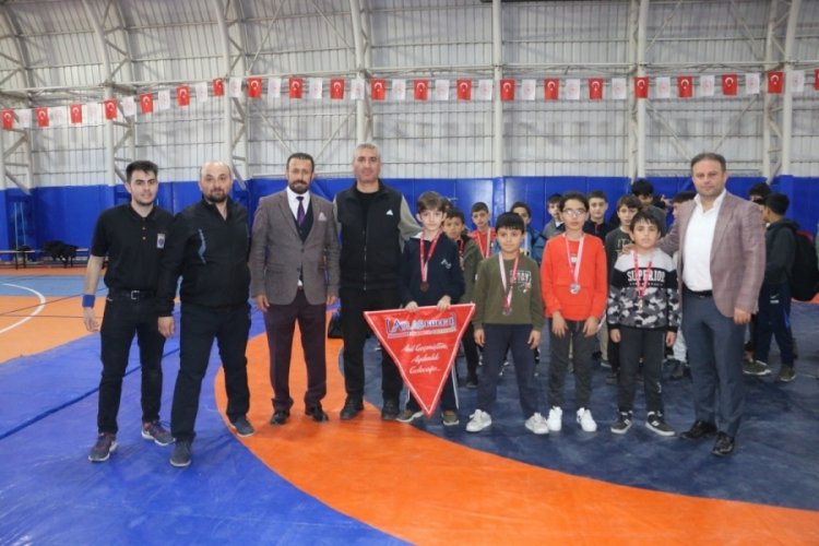 Kayseri'de k&uuml;&ccedil;&uuml;k g&uuml;reş&ccedil;iler madalyalarını aldı
