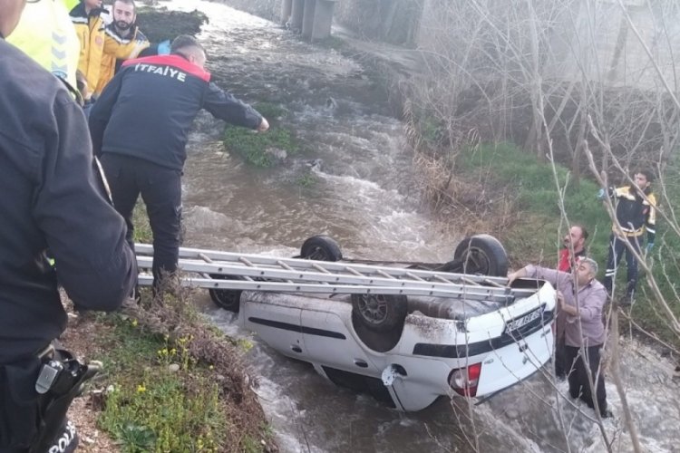 Tokat'ta otomobil dereye u&ccedil;tu