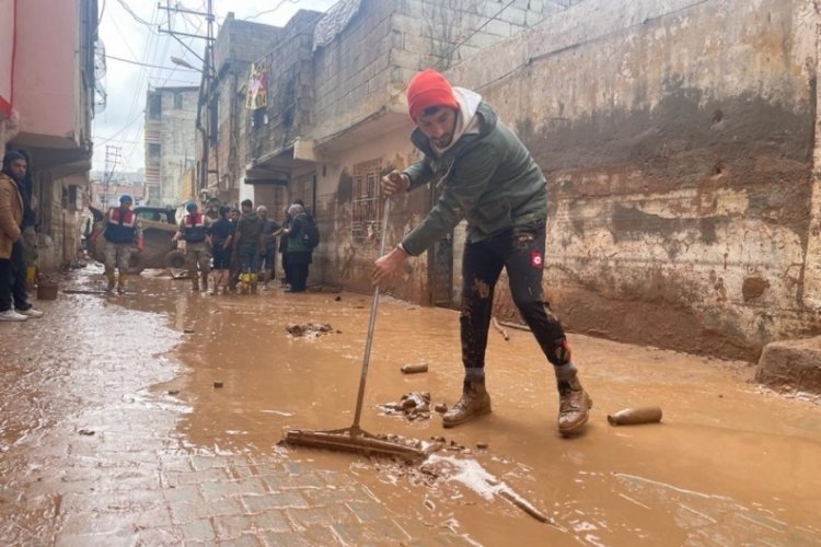Şanlıurfa'daki y&uuml;zme antren&ouml;r&uuml; selde 5 &ccedil;ocuğu kurtardı