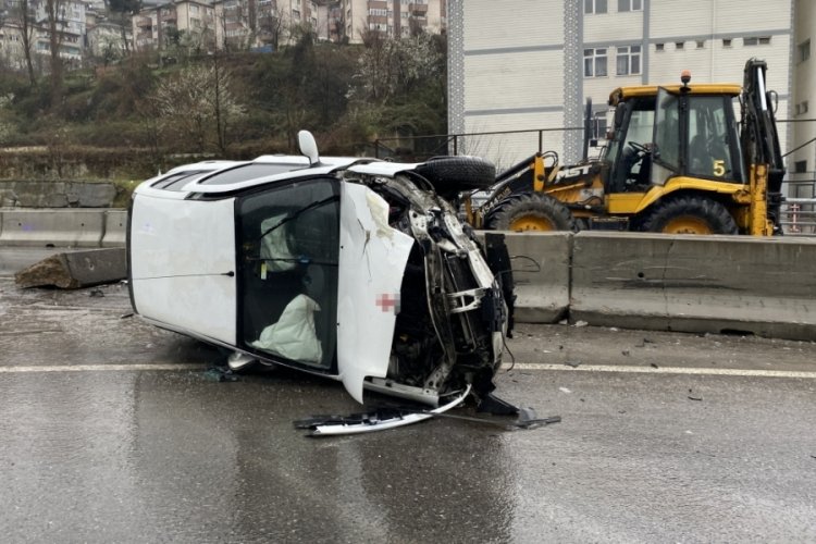 Zonguldak'ta ref&uuml;je &ccedil;arpan ara&ccedil; takla attı
