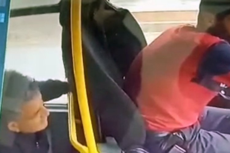 Yolcu olarak bindiği minib&uuml;ste şof&ouml;r&uuml;n 10 bin TL'sini &ccedil;aldı