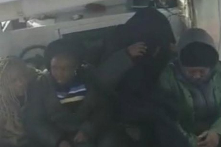 Ka&ccedil;ak g&ouml;&ccedil;menler 'Yunanistan' diye &Ccedil;ıplak Ada'ya bırakıldı
