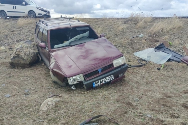 Erzurum'da otomobil şarampole savruldu