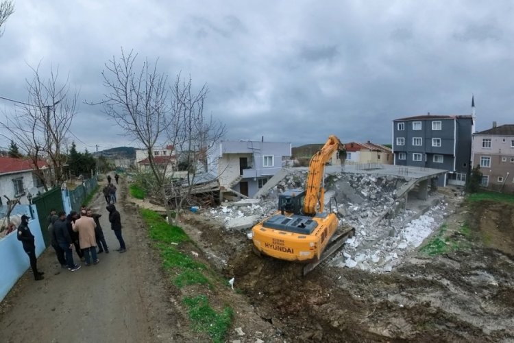 24 ka&ccedil;ak yapı daha belediye ekipleri tarafından yıkıldı