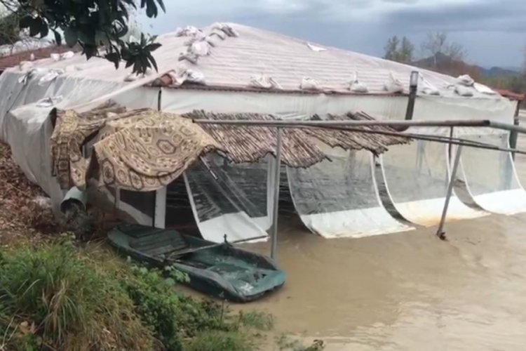Antalya'da tarlalar ve yollar g&ouml;le d&ouml;nd&uuml;