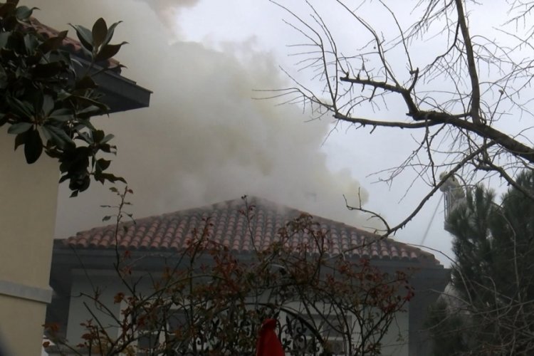 İstanbul'da 3 katlı villanın &ccedil;atısında yangın