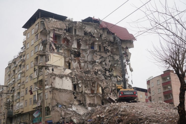 Diyarbakır'da yıkım kararı alınan yapılar yıkılıyor