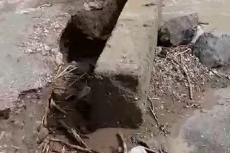 Adıyaman'da sel suları k&ouml;pr&uuml;ye zarar verdi