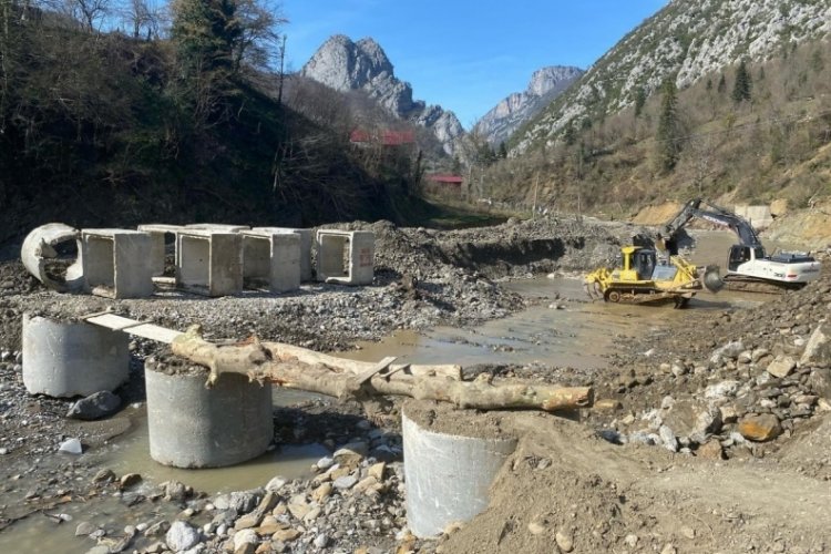 Kastamonu'da vatandaşların mahsur kaldığı k&ouml;yde &ccedil;alışma başlatıldı