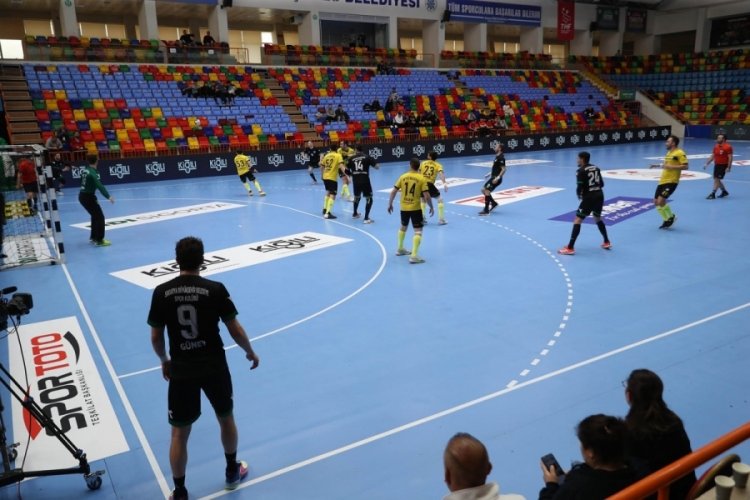 Sakarya B&uuml;y&uuml;kşehir Hentbol takımı kupaya yarı finalde veda etti