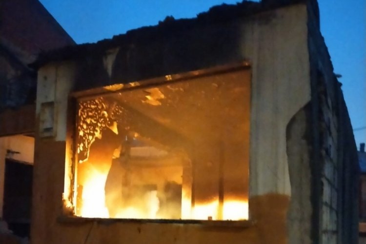 Bolu'da metruk binada yakılan ateş panik yarattı