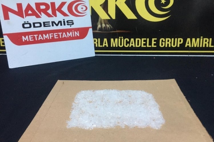 İzmir'de polisten uyuşturucu operasyonu: 2 g&ouml;zaltı