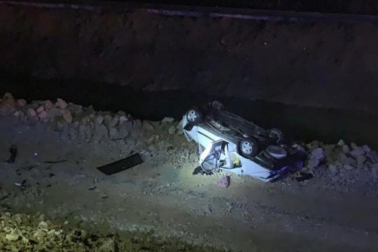 Adana'da otomobil şarampole devrildi: Yaralılar var