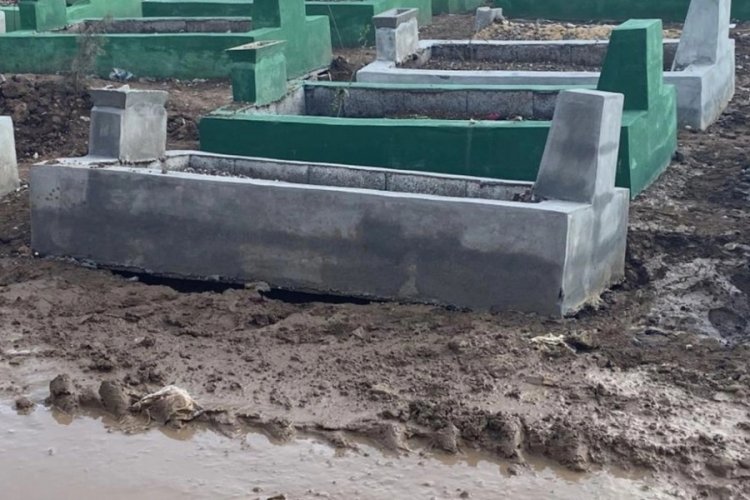 Diyarbakır'da yağmur sonrası depremzedelerin mezarları &ccedil;&ouml;kt&uuml;