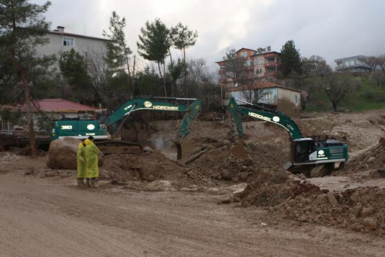 Adıyaman'da sele kapılarak kaybolan anne ve bebeği aranıyor