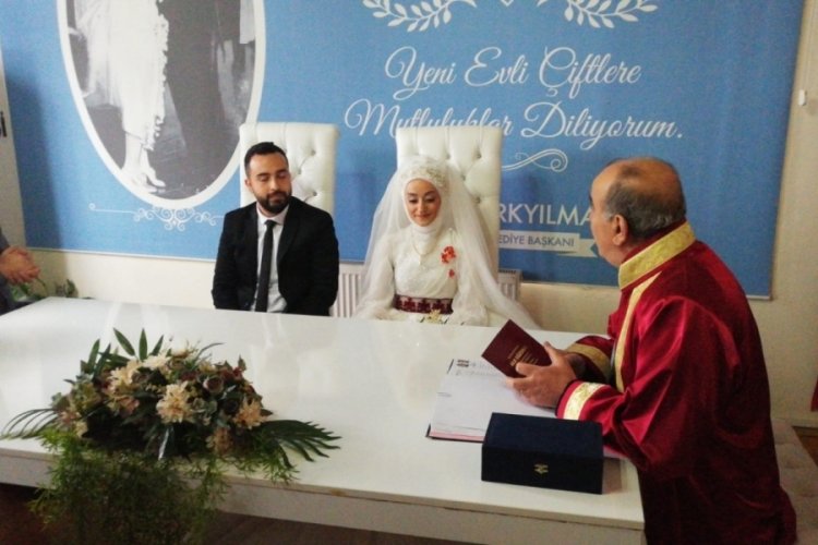 Mudanya'nın g&uuml;&ccedil;l&uuml; kadınları depremzedeleri nikah masasında buluşturdu!