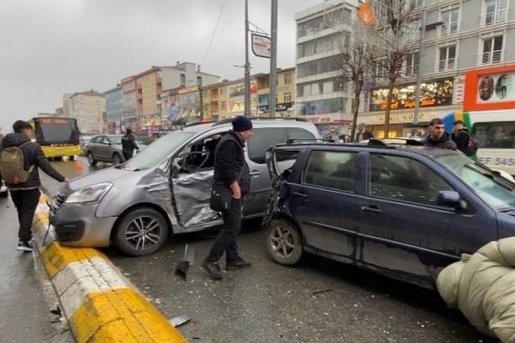 İstanbul'da kaza yapan taraflar birbirine girdi