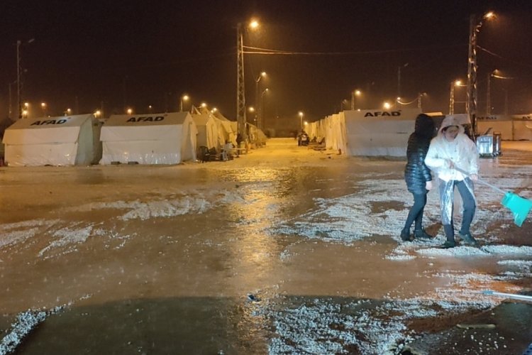 Hatay'da sağanak yağış s&uuml;r&uuml;yor