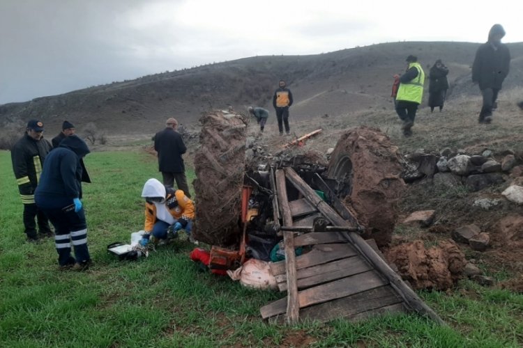 &Ccedil;orum'da devrilen trakt&ouml;r&uuml;n altında kalan s&uuml;r&uuml;c&uuml; hayatını kaybetti