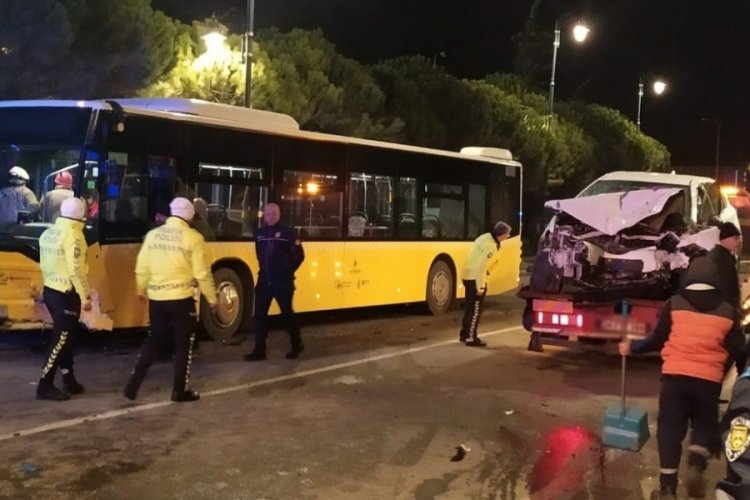 İstanbul'da otomobil ile İETT otob&uuml;s&uuml; &ccedil;arpıştı