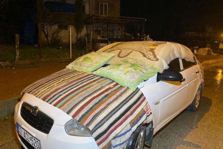 Adıyaman'da dolu yağışına battaniye ve yorganlı &ouml;nlem