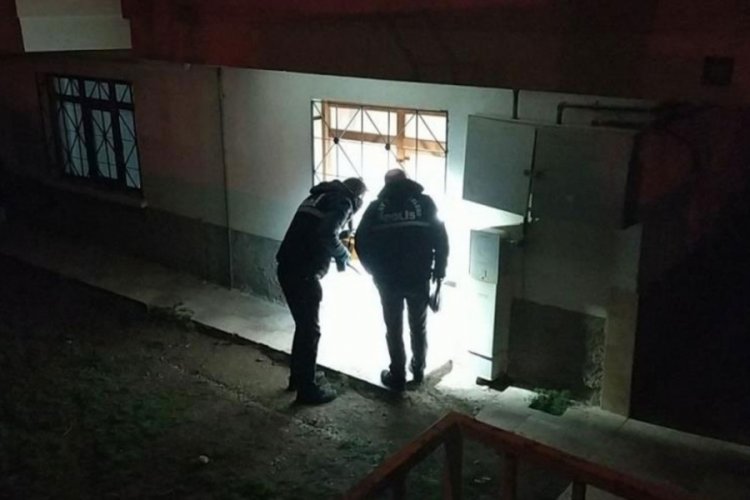 Ablasının evini pompalı t&uuml;fekle kurşunladı!