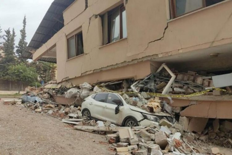Binadan 5 aile de sağ &ccedil;ıktı! 'Ara&ccedil;lar bizi kurtardı'