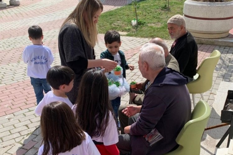 Gemlikli miniklerden yaşlı konuk evine ziyaret