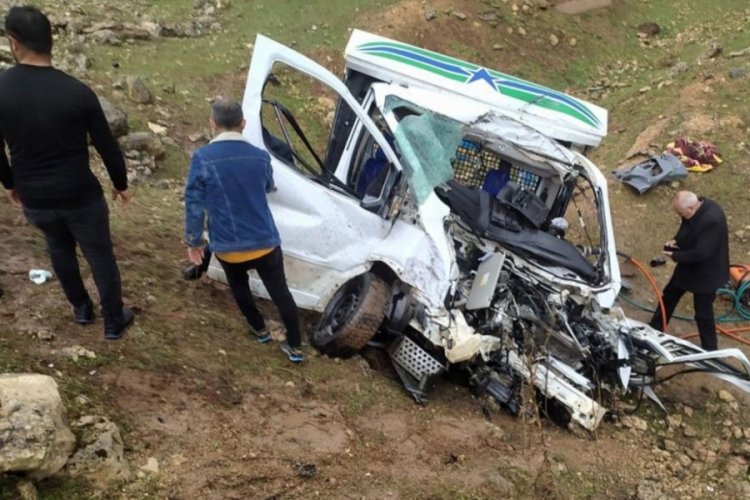 Tır ile pikap kafa kafaya &ccedil;arpıştı: 1 &ouml;l&uuml;, 7 yaralı