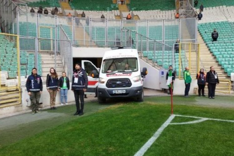 Bursaspor-Ankaraspor ma&ccedil;ı &ouml;ncesinde İstiklal Marşı ambulanstan seslendirildi