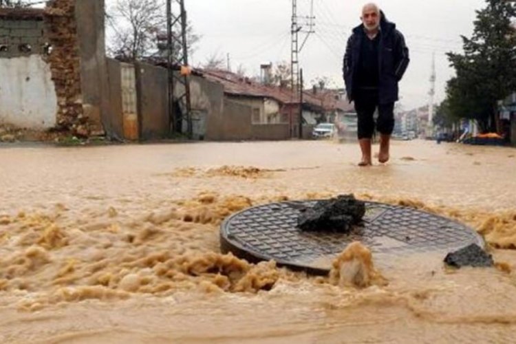 Malatya'da r&ouml;gar taştı! Cadde g&ouml;le d&ouml;nd&uuml;