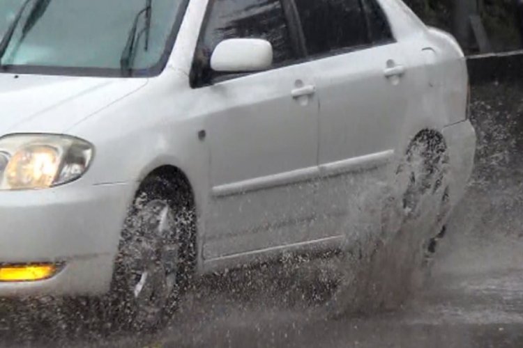 Aksaray'da sağanak yağmur hayatı fel&ccedil; etti