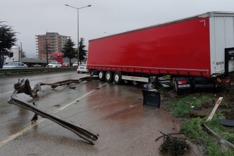 Samsun'da bariyeri par&ccedil;alayan tırın motoru karşı şeride fırladı