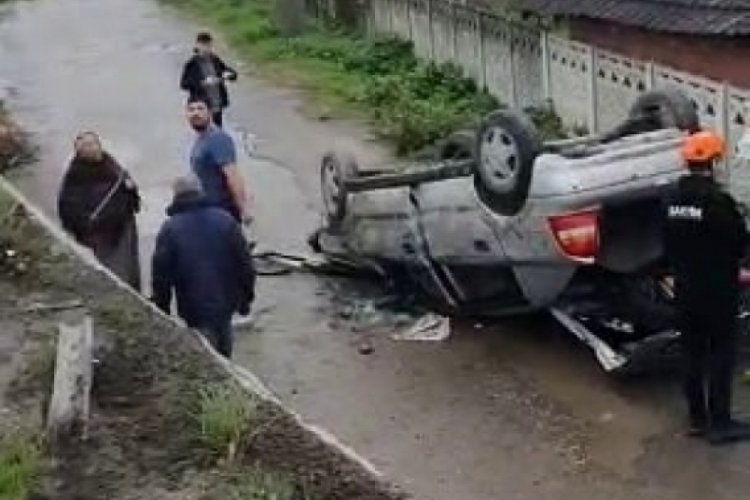 Sakarya'da otomobil mahalle yoluna d&uuml;şt&uuml;: 3 yaralı